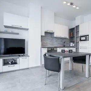 https://bpr-chic-white-home-with-terrace-a-c.inbudapesthotels.com